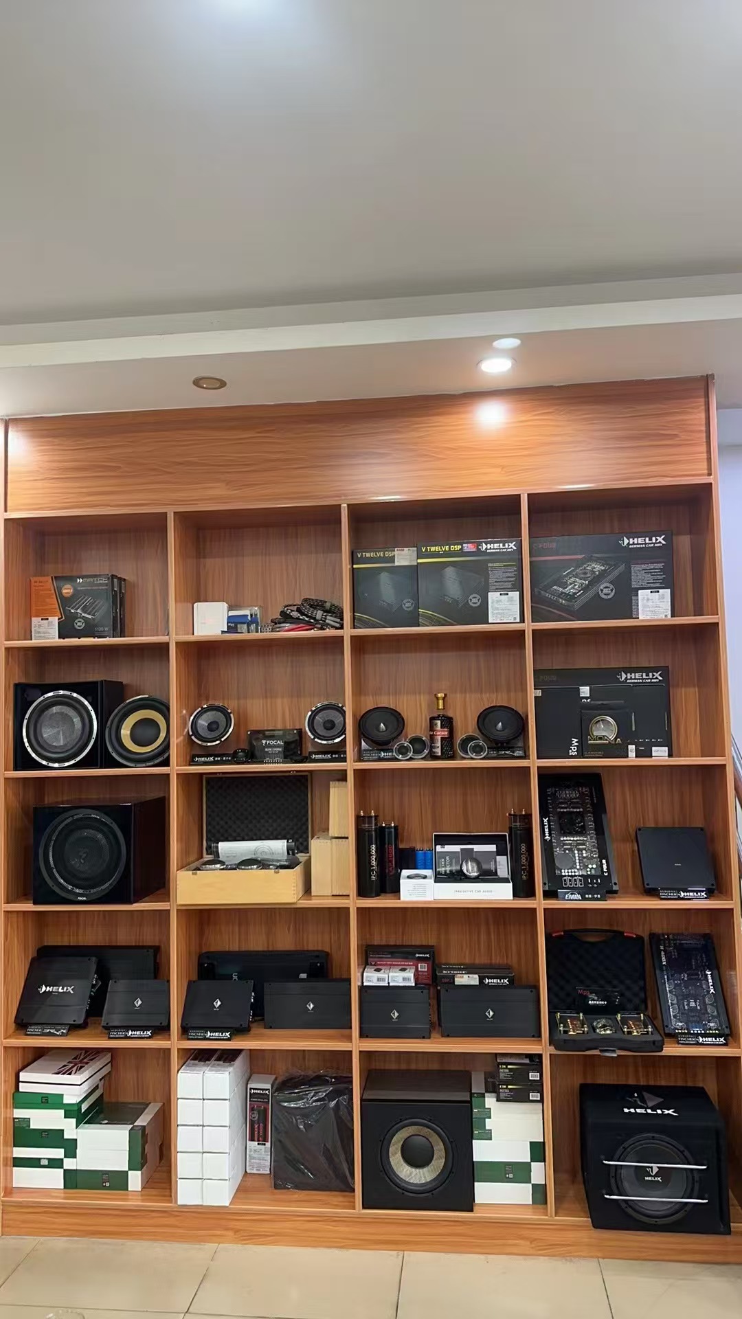 车缘汽车音响店产品展示区,多种品牌喇叭和功放整齐陈列