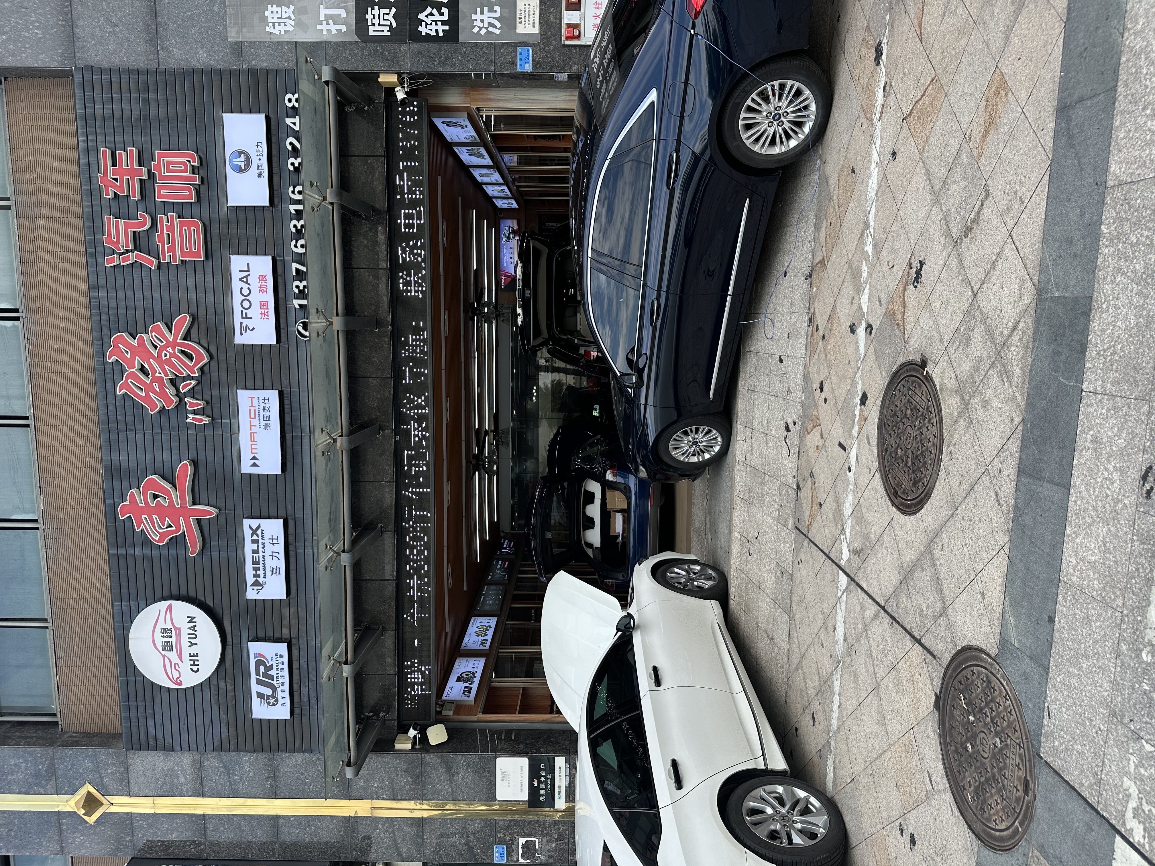 车缘汽车音响店施工车间,技师正在对车门进行隔音施工