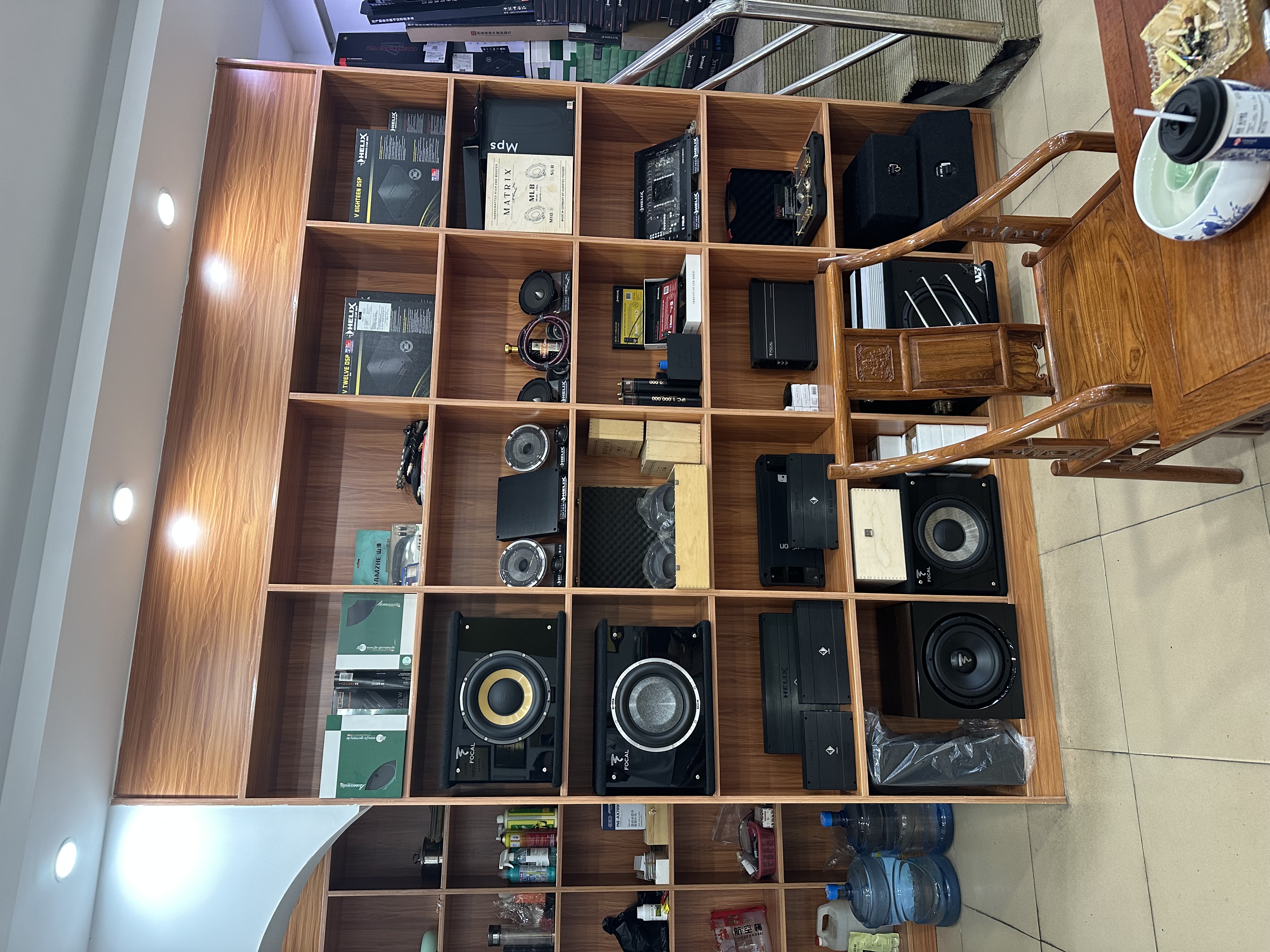 车缘汽车音响店产品展示区,多种品牌喇叭和功放整齐陈列