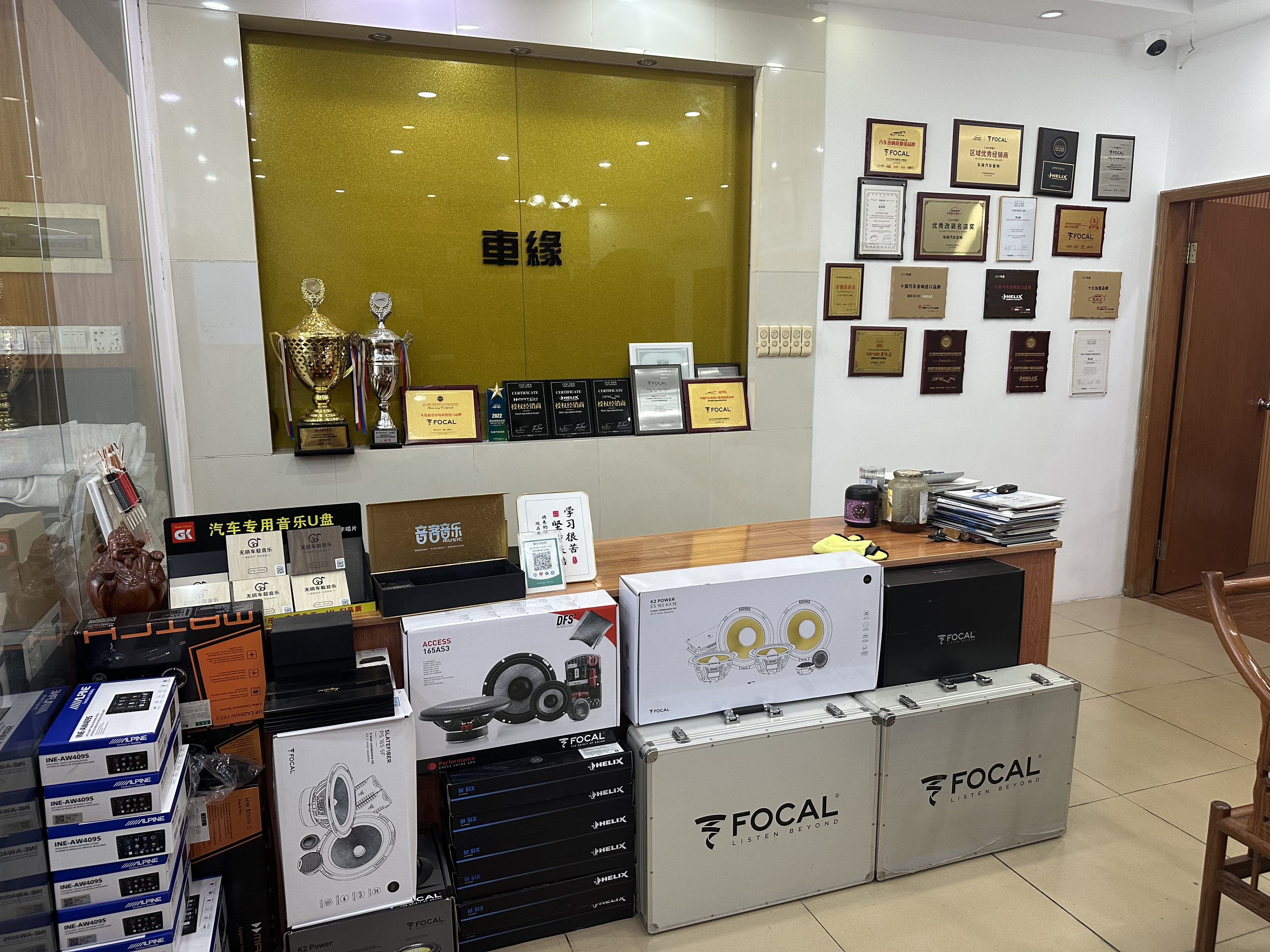 车缘汽车音响店独立试音室,沙发、吸音墙和音响设备一应俱全