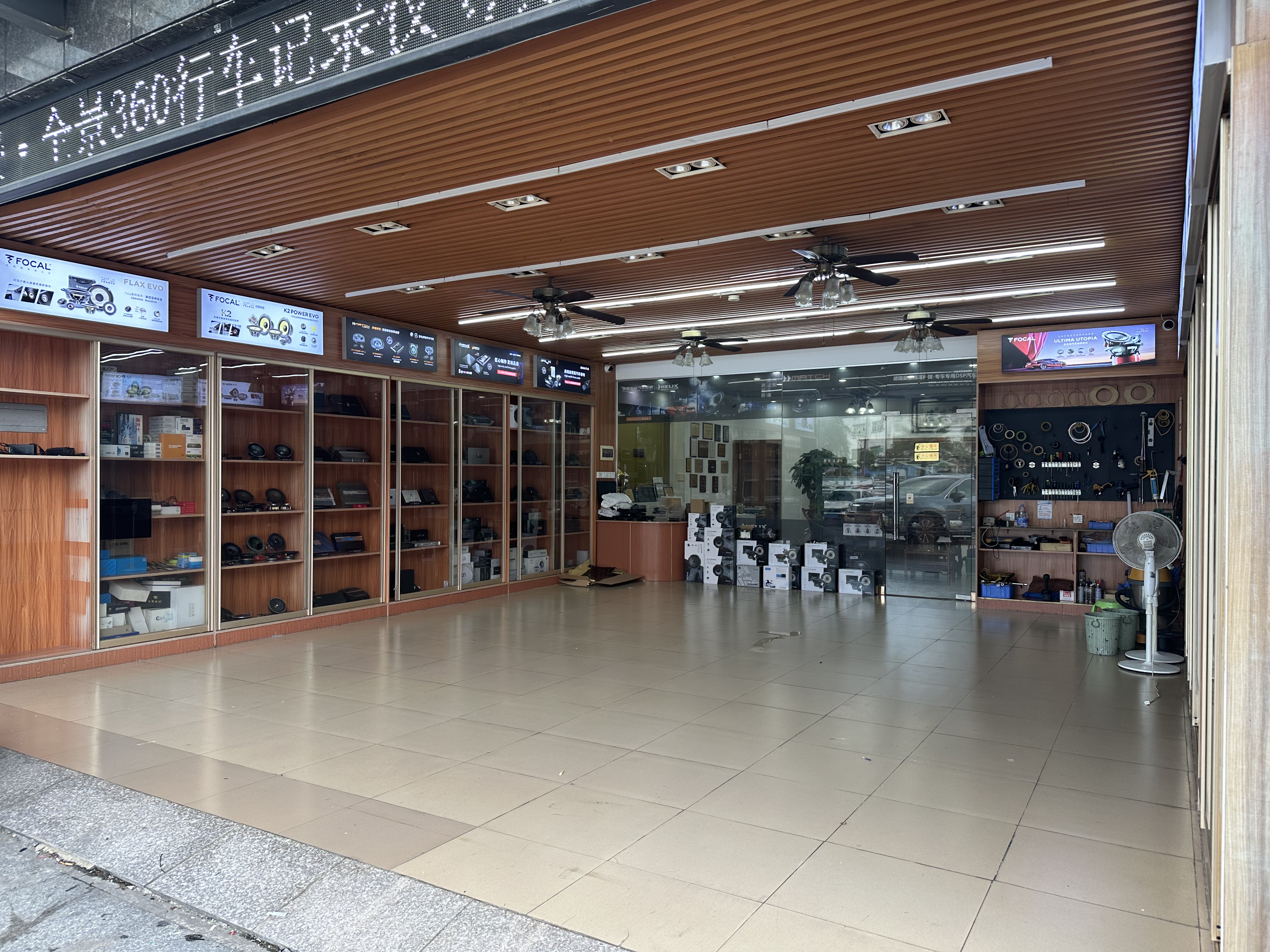 车缘汽车音响店施工环境,干净整洁、工具摆放有序