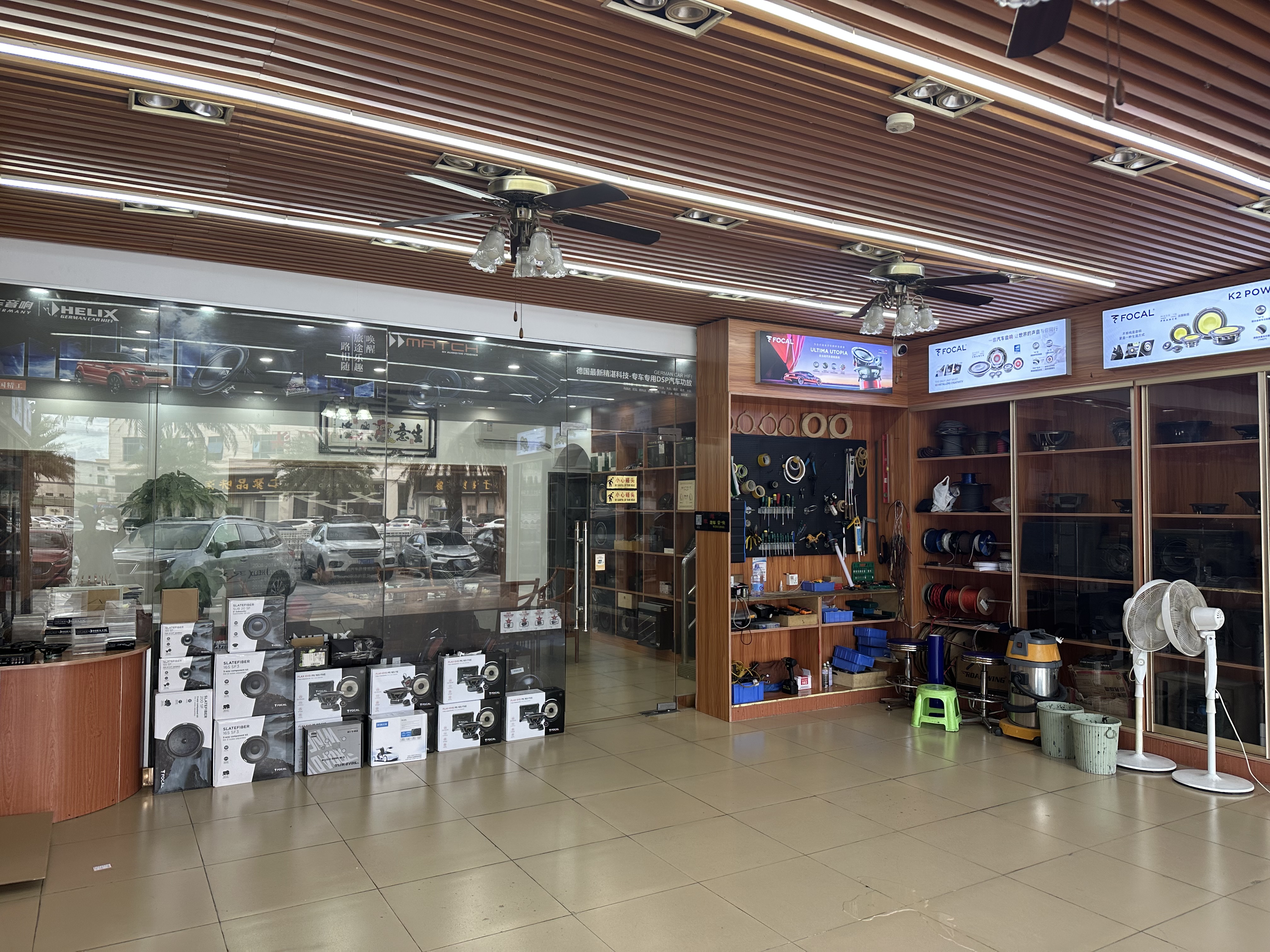 车缘汽车音响店独立试音室,沙发、吸音墙和音响设备一应俱全
